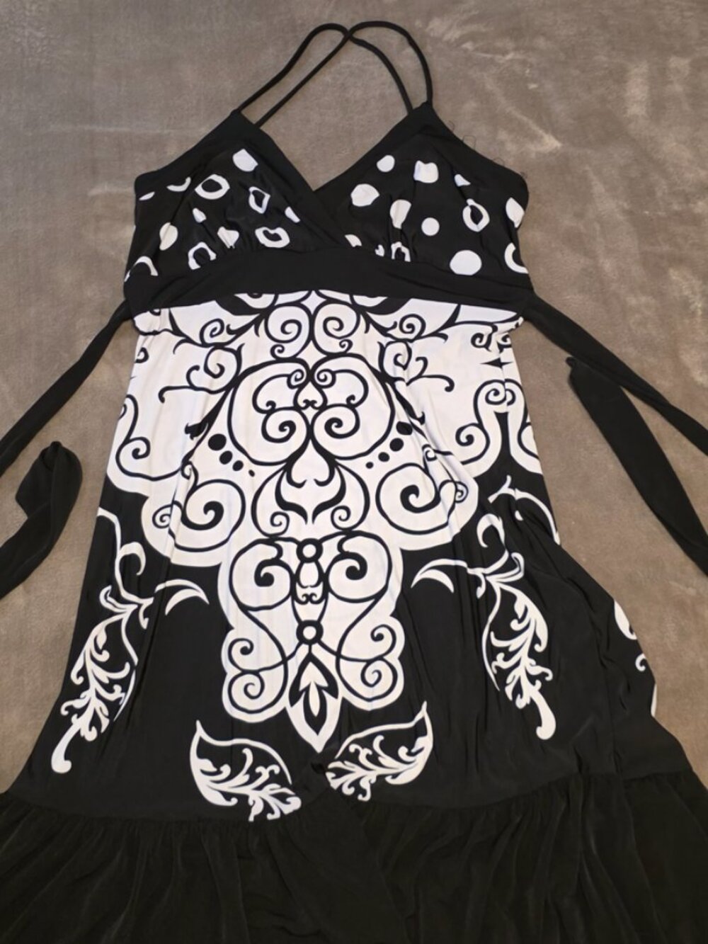V-Neck Strappy Back Mini Dress Black & White ––Pre-owned\Never Worn — Size Large
